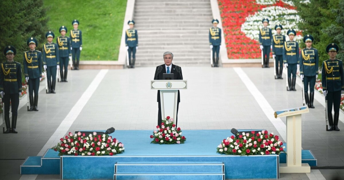 Президент Мемлекеттік ту көтеру рәсіміне қатысты