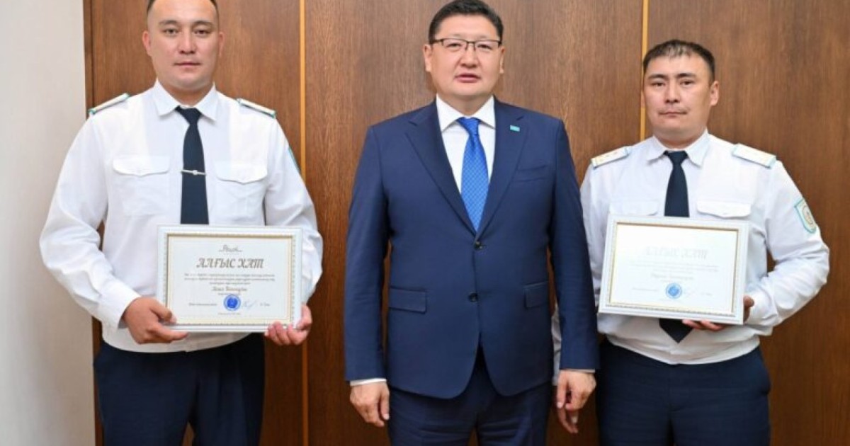 Семейде жоғалған баланы тапқан полицейлер облыс әкімінен алғыс алды