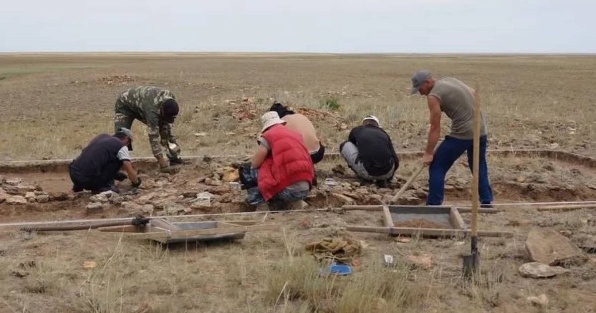 Қазақстанның далалық өңірінен XII ғасырда жерленген баланың сүйегі табылды.