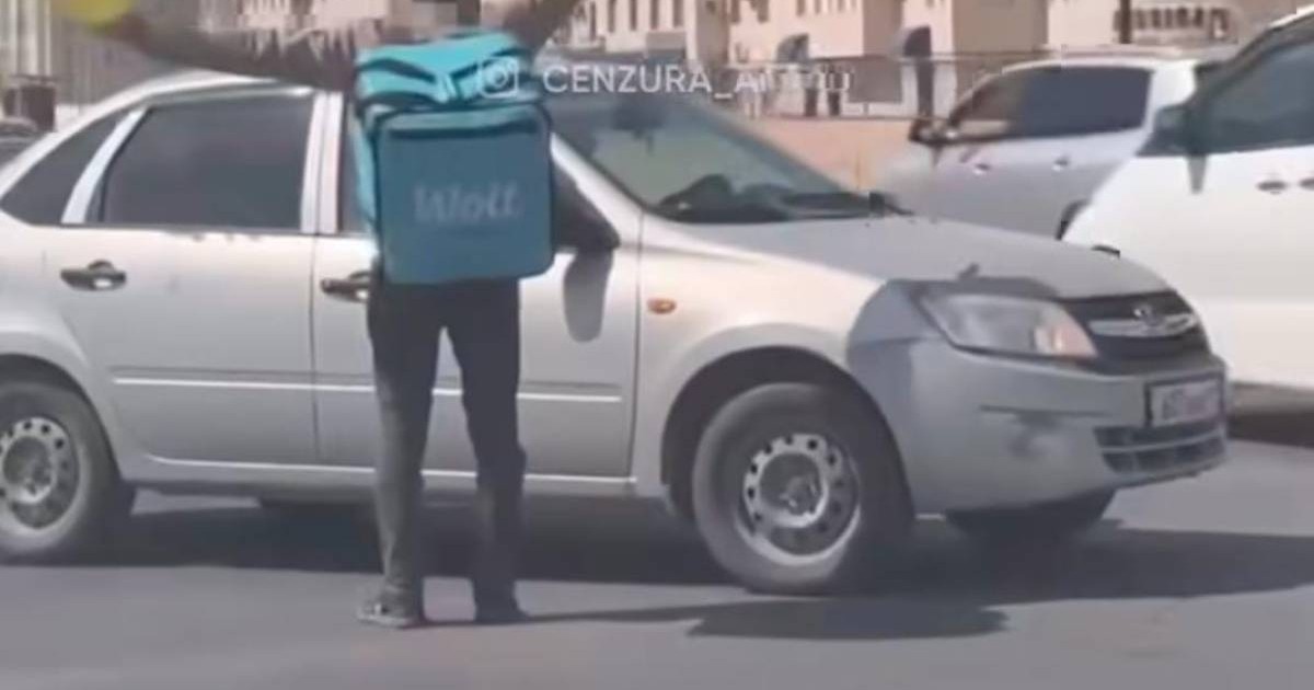 Курьердің "жол реттеу шоуы" әлеуметтік желіде қызу талқыланды