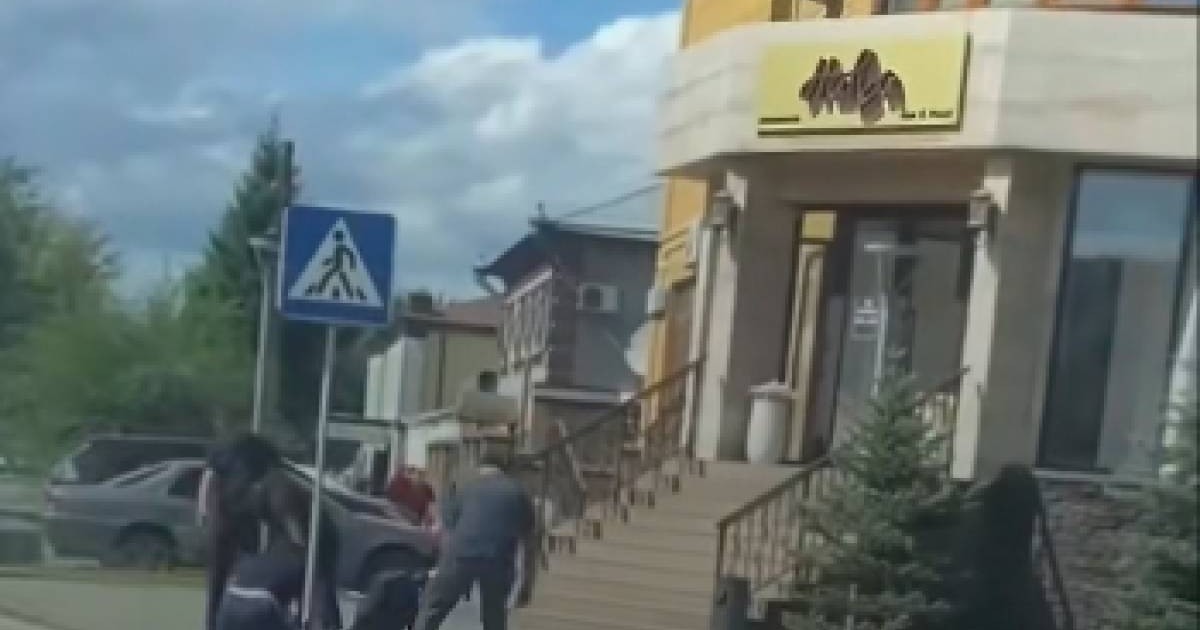 Семейде полиция бөлімінің алдында ер адамды жамылып пышақтап кетті