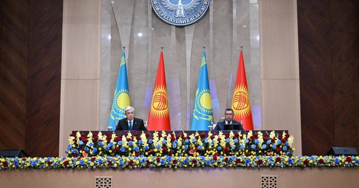 Тоқаев пен Жапаров брифингінде: сауда 3 млрд долларға, шекарадағы 8 бекет жаңғыртылмақ