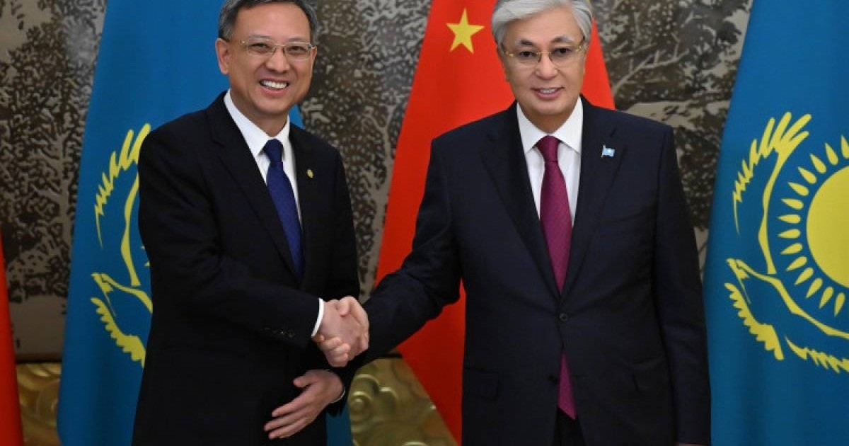 Тоқаев Бейжіңде Energy China басшысымен жолықты: солтүстікті оңтүстікпен жалғайтын жаңа желі және дата-орталық жобасы талқыланды