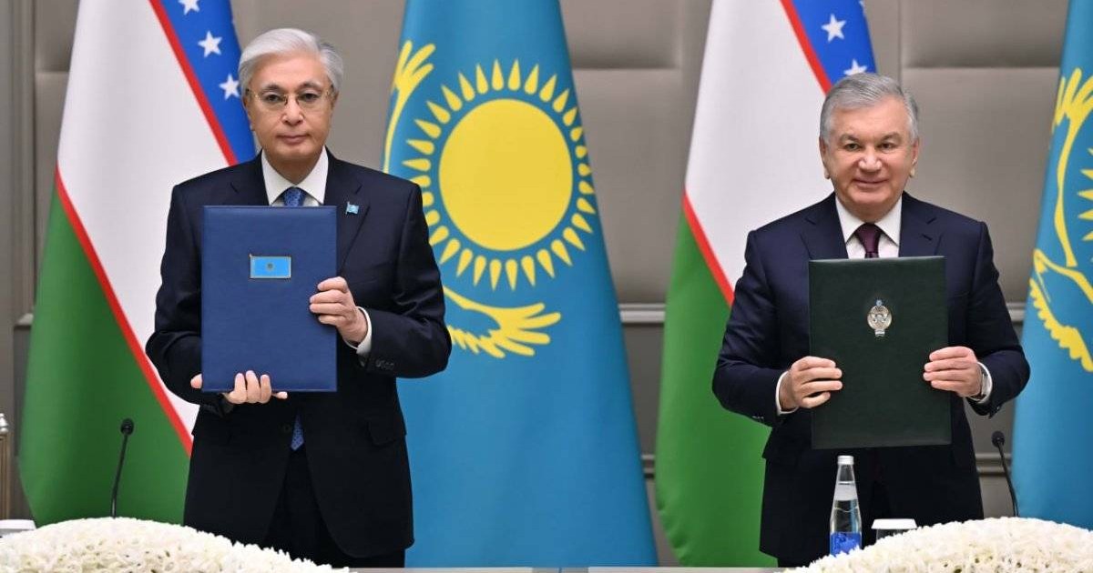 Тоқаев пен Мирзиёев тарихи келіссөздерде 17 құжатқа қол қойды