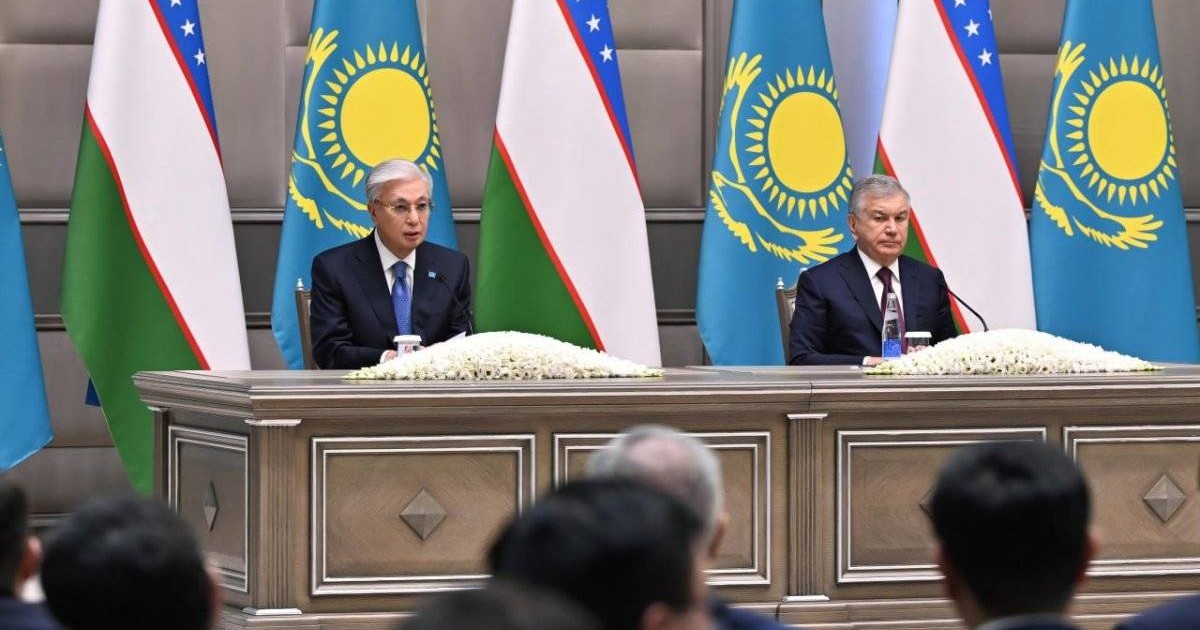 «Қазақстан мен Өзбекстан – бақталас емес, одақтас»: Тоқаев Ташкенттегі брифингте не айтты