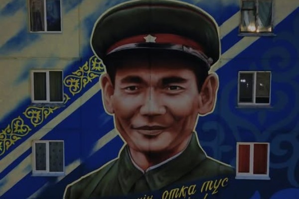 «Отан үшін отқа түс - күймейсің...»: Өскеменде Бауыржан Момышұлының бейнесімен мурал салынды