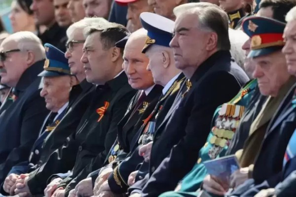 Қарыз кешіріп, несие ұсынып... Ресей парадқа шетелдік меймандарды қалай тартқан?