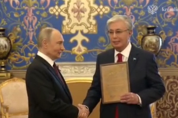 Путин Тоқаевқа "Кеңес Одағының Батыры" атағын табыстады