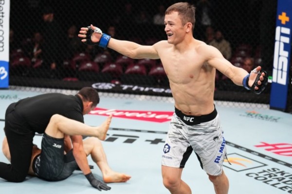 UFC-дегі ең жылдам нокаут үшін қазақстандықтың гонорары жарияланды