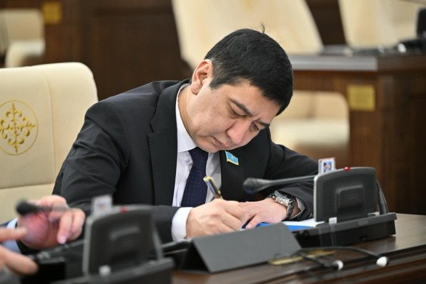 «Қазақ мәдениеті үшін жартылай қайғылы күн»: Ринат Зайыт марапатталғандарға қатысты ренішін жасырмады