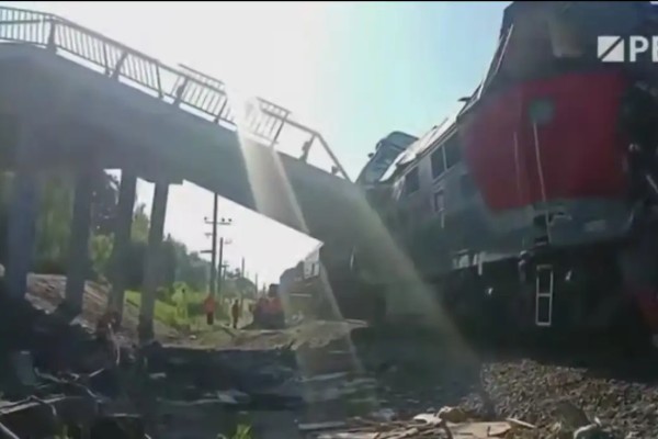 «Балалар да зардап шекті»: Пойыз үстіне көпір құлап, адамдар мерт болды