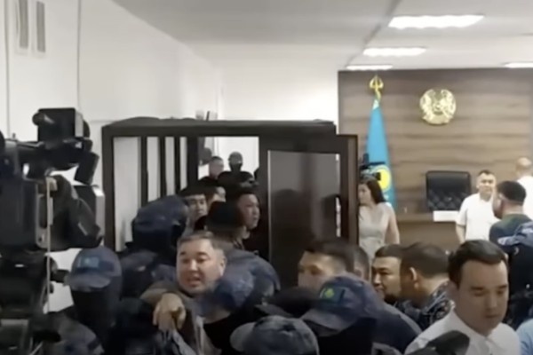 «Жан түршігеді»: Сот үкімнен кейін сотталғандар жұдырықтасып, ата-аналар жылап қалды