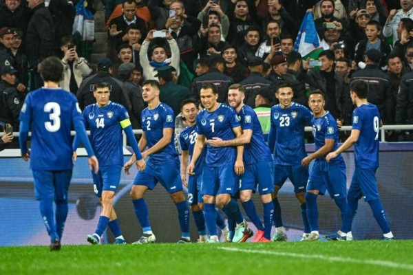 Шавкат Мирзиёев Өзбекстан футболшыларын автокөлікпен марапаттады