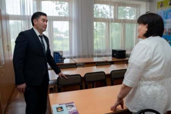 Жанжігіт Омархан Бородулиха ауданындағы "Мемлекеттік және басқа тілдерді оқыту орталығына" барды