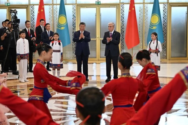 Қазақстандық балалар Си Цзиньпинге достық туралы өлең арнады