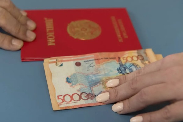 «Бізде де жалған дипломмен отырғандар аз емес» — Қоғам белсендісі