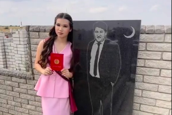 Мектеп бітірген қыз әкесінің басына барып, қызыл аттестатын көрсетті