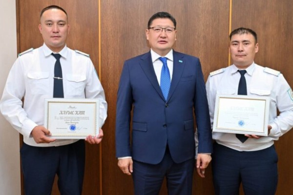 Семейде жоғалған баланы тапқан полицейлер облыс әкімінен алғыс алды