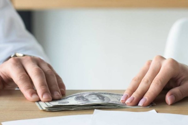 Астаналық әйел білім беру гранттарын "сату" арқылы миллионер атанды