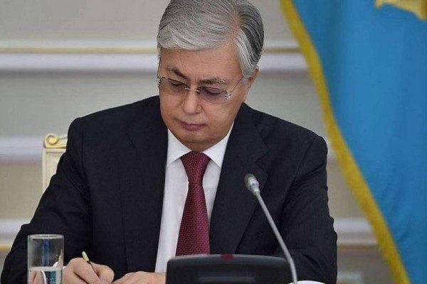 Президент әскери қызмет және патриоттық тәрбие туралы заңға қол қойды
