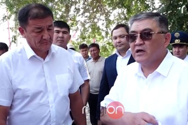 «Халықты алдай алмайсың»: Бішкек вице-мэрін Ташиев халық алдында ұстатты