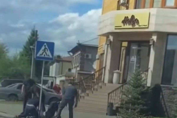 Семейде полиция бөлімінің алдында ер адамды жамылып пышақтап кетті
