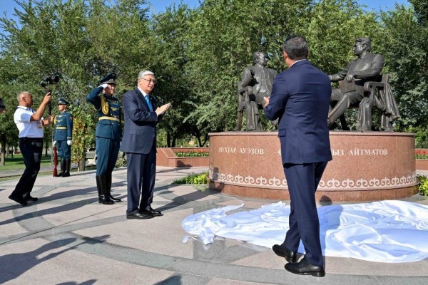 Тоқаев пен Жапаров Бішкекте «Достықтың алтын көпірі» ескерткішін ашты