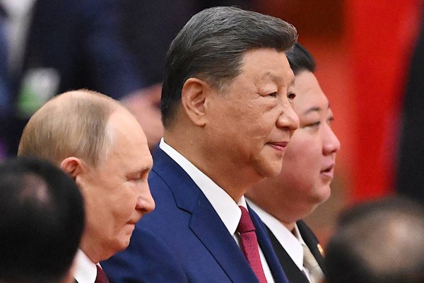 Өшірілмеген микрофон Путин мен Си Цзиньпиннің орган трансплантациясы мен мәңгілік өмір туралы әңгімесін жазып алды