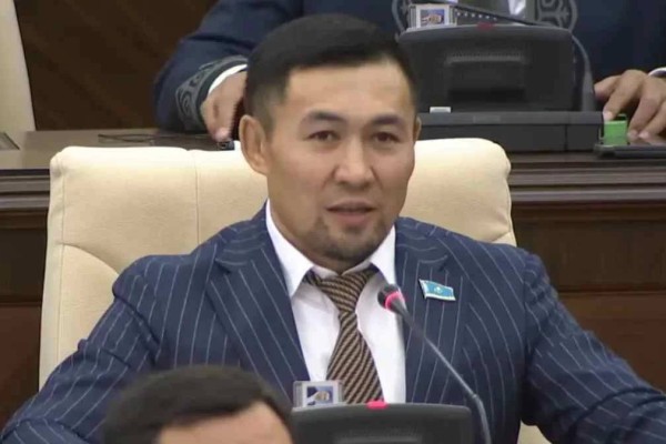Мәжіліс: анасына құттықтау айтқан Назаров регламентті бұзбады