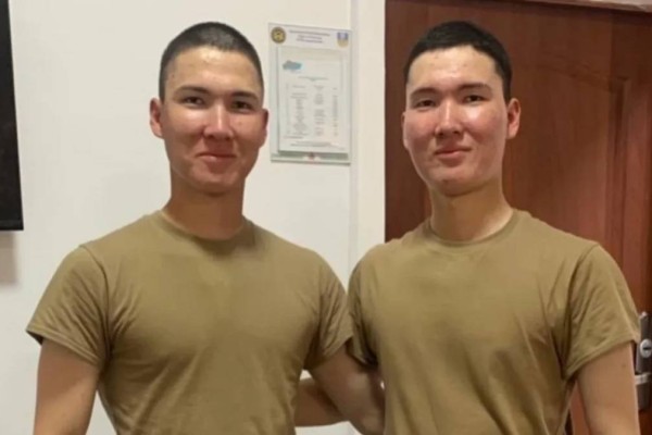 «Қойға да қарайды ғой»: Әскерде көз жұмған егіз сарбаздың туыстары әділдік талап етті