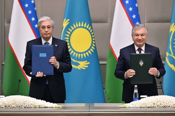 Тоқаев пен Мирзиёев тарихи келіссөздерде 17 құжатқа қол қойды