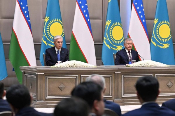 «Қазақстан мен Өзбекстан – бақталас емес, одақтас»: Тоқаев Ташкенттегі брифингте не айтты