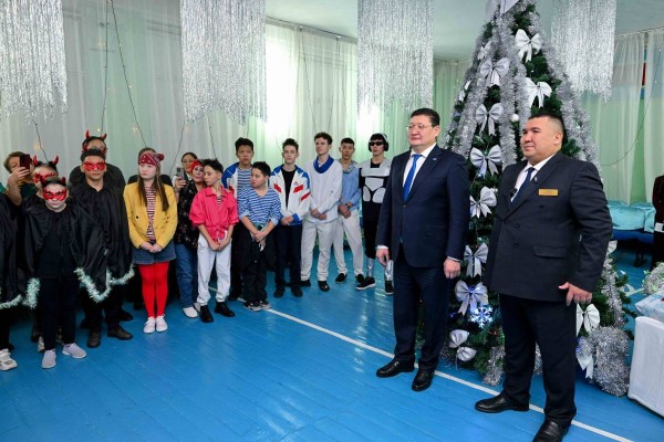 Берік Уәли Жаңа жыл қарсаңында Семейдегі арнайы мектеп-интернаттарды аралап, балаларға қандай көмек керегін көзбен көрді