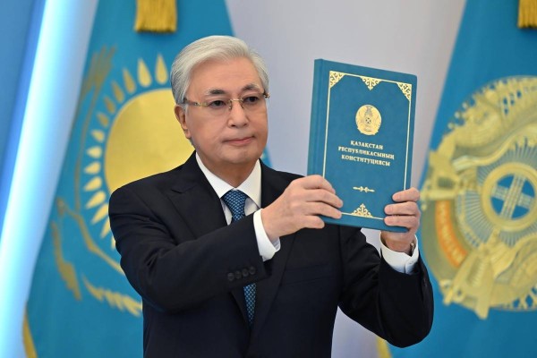 Тоқаев жаңа Конституцияға қол қойды