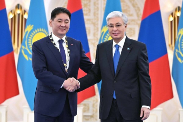 Тоқаев Моңғолия Президентін «Алтын Қыран» орденімен марапаттады