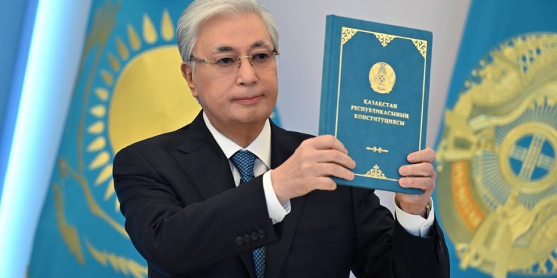 Тоқаев жаңа Конституцияға қол қойды