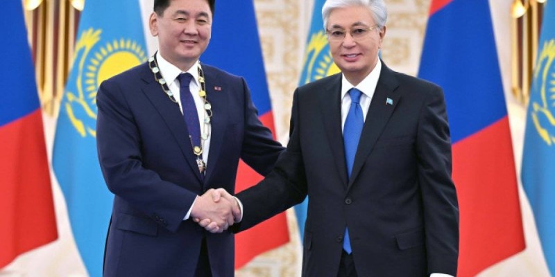 Тоқаев Моңғолия Президентін «Алтын Қыран» орденімен марапаттады