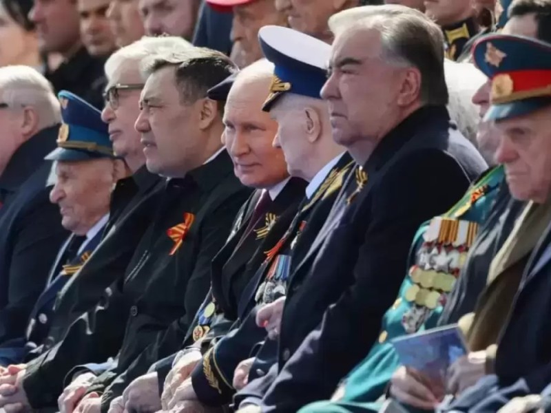 Қарыз кешіріп, несие ұсынып... Ресей парадқа шетелдік меймандарды қалай тартқан?