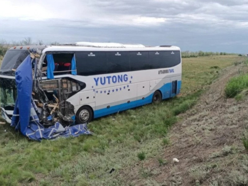 Ақтөбе облысында автобус пен жүк көлігі соқтығысты