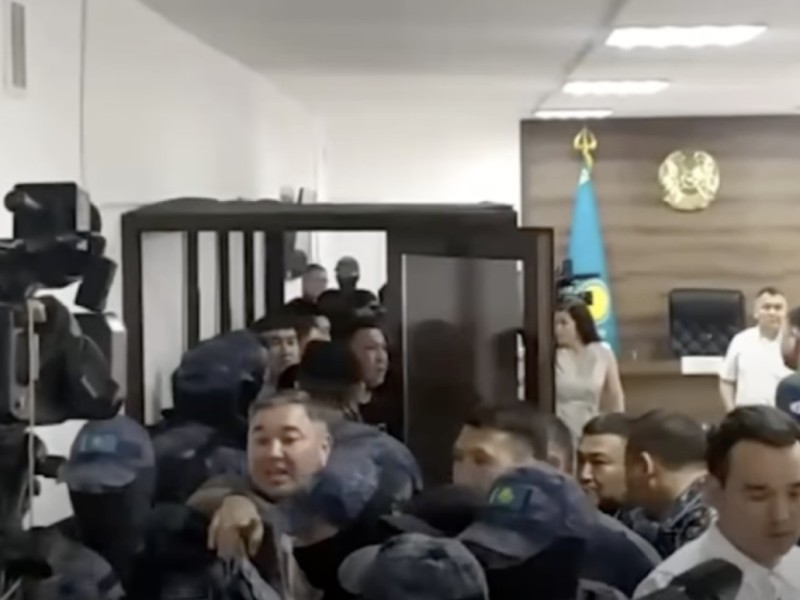 «Жан түршігеді»: Сот үкімнен кейін сотталғандар жұдырықтасып, ата-аналар жылап қалды