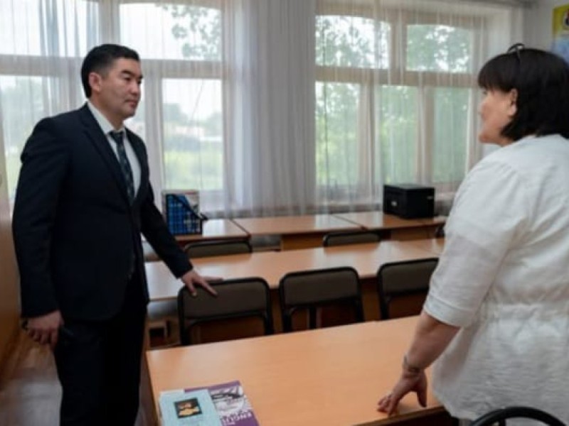 Жанжігіт Омархан Бородулиха ауданындағы "Мемлекеттік және басқа тілдерді оқыту орталығына" барды