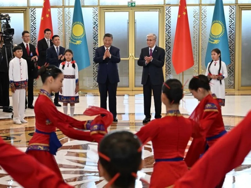 Қазақстандық балалар Си Цзиньпинге достық туралы өлең арнады