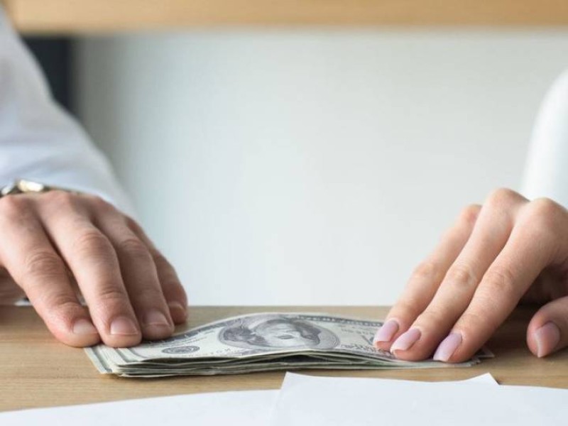 Астаналық әйел білім беру гранттарын "сату" арқылы миллионер атанды