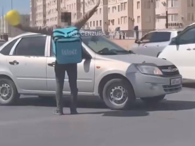 Курьердің "жол реттеу шоуы" әлеуметтік желіде қызу талқыланды