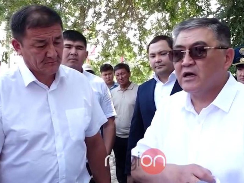 «Халықты алдай алмайсың»: Бішкек вице-мэрін Ташиев халық алдында ұстатты