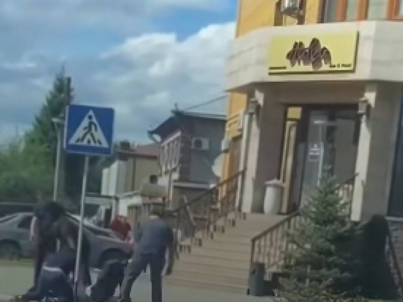 Семейде полиция бөлімінің алдында ер адамды жамылып пышақтап кетті