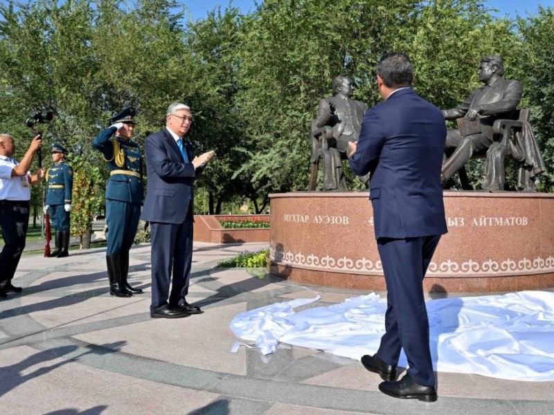 Тоқаев пен Жапаров Бішкекте «Достықтың алтын көпірі» ескерткішін ашты