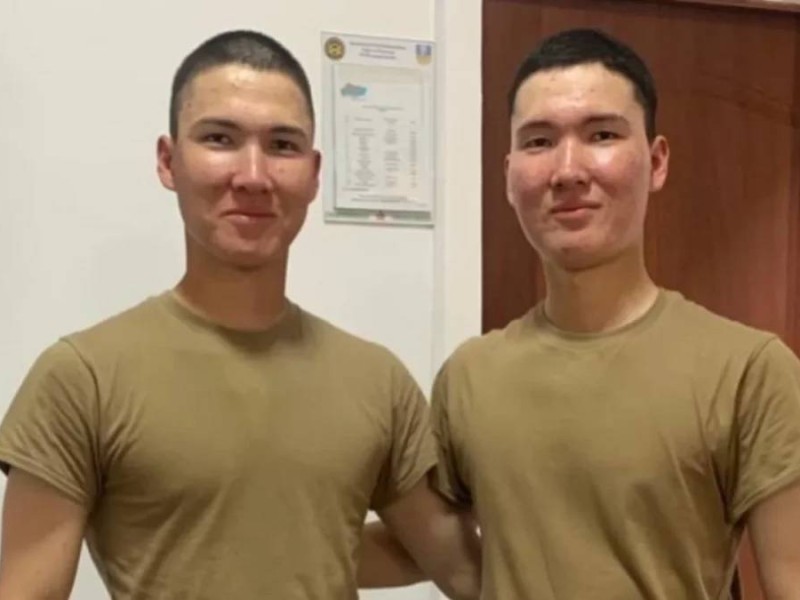 «Қойға да қарайды ғой»: Әскерде көз жұмған егіз сарбаздың туыстары әділдік талап етті