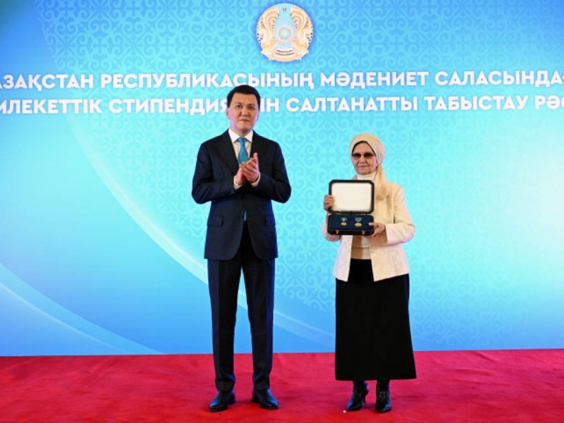 Президенттің тарихи шешімі: Бауыржан Момышұлының әулетіне Алтын жұлдыз табысталды