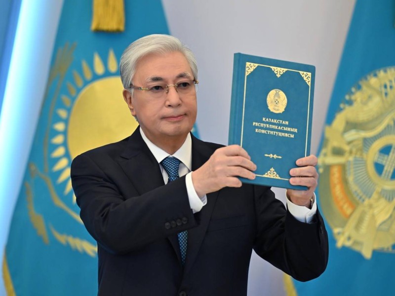 Тоқаев жаңа Конституцияға қол қойды